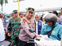 Kapolri Sapa Pemudik di Gilimanuk, Bagi Sembako dan Tanya soal Tiket