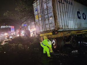 Evakuasi Laka Truk Kontainer Belum Rampung, Jalur Purwodadi Masih Contraflow Evakuasi Laka Truk Kontainer Belum Rampung, Jalur Purwodadi Masih Contraflow