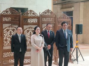 Hasto Tuding Jokowi Mau Rebut Kursi Ketum PDIP, Begini Reaksi Puan Hasto Tuding Jokowi Mau Rebut Kursi Ketum PDIP, Begini Reaksi Puan