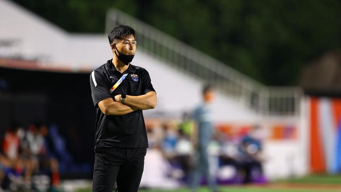 Kim Do-hoon BURIRAM, THAILAND - APRIL 21: Head coach Kim Do-hoon of Lion City Sailors is seen during the AFC Champions League Group F match between Shandong Taishan and Lion City Sailors at Buriram City Stadium on April 21, 2022 in Buriram, Thailand. (Photo by Pakawich Damrongkiattisak/Getty Images)