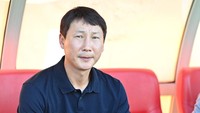 Kim Sang-sik, pelatih lain asal Korea, juga menjadi peminat. Di Negeri Ginseng, namanya naik daun usai membawa Jeonbuk Hyundai juara K.League 2021 dan Piala FA 2022. Foto: Getty Images/Kenta Harada