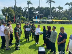 Kodam Jaya Gelar Bazar dan Bagikan 250 Paket Sembako ke Pengamen-Badut