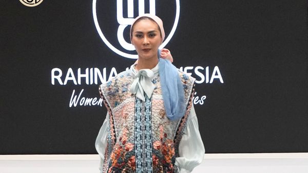 Foto Koleksi Rahina Indonesia di IFW 2024, Baju Lebaran Serba Bunga