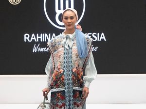 Foto Koleksi Rahina Indonesia di IFW 2024, Baju Lebaran Serba Bunga Foto Koleksi Rahina Indonesia di IFW 2024, Baju Lebaran Serba Bunga