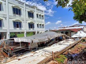 Tembok Kantor PDAM Purbalingga Ambruk Timpa 7 Kendaraan Dinas