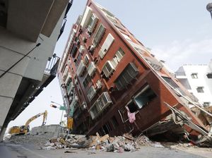 Kondisi Terkini Apartemen yang Miring Imbas Gempa Taiwan Kondisi Terkini Apartemen yang Miring Imbas Gempa Taiwan