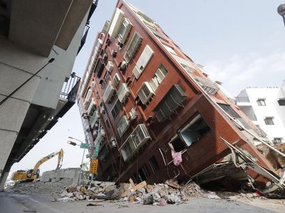 Kondisi Terkini Apartemen yang Miring Imbas Gempa Taiwan