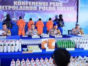 Polda Sulsel Tangkap 4 Pelaku Ilegal Fishing, Sita 111 Jeriken Bahan Peledak Polda Sulsel Tangkap 4 Pelaku Ilegal Fishing, Sita 111 Jeriken Bahan Peledak