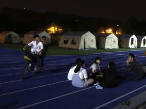 Korban Gempa Taiwan Dievakuasi ke Tenda Pengungsian Korban Gempa Taiwan Dievakuasi ke Tenda Pengungsian