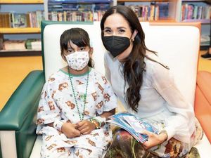 Momen Langka Meghan Markle Tampil di Publik, Ini Fotonya Berkunjung ke RS Anak