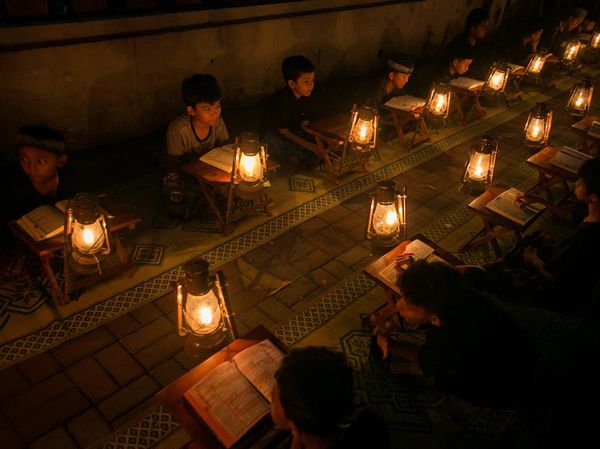 Momen Syahdu Baca Al-Quran dengan Penerangan Lilin