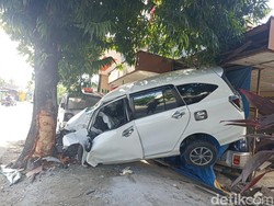 Brakkk! Sigra Tabrak Pohon Lalu Nyangkut di Rumah Warga Blitar