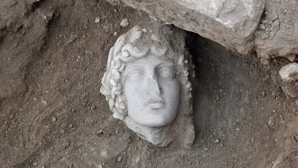 Potret Patung Marmer Kepala Dewa Apollo Ditemukan di Kota Kuno Yunani