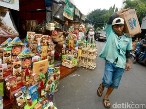 Pedagang Parcel di Cikini Makin Cuan Jelang Lebaran Pedagang Parcel di Cikini Makin Cuan Jelang Lebaran