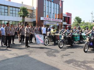 Pak Bhabin di Bojonegoro Bagikan 689 Paket Sembako Door to Door