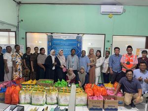 Pelindo Peti Kemas Bagikan 16.000 Sembako Gratis ke Warga-Tenaga Kerja Pelindo Peti Kemas Bagikan 16.000 Sembako Gratis ke Warga-Tenaga Kerja