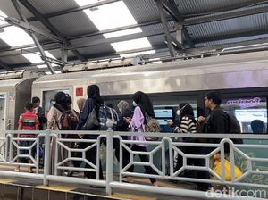 Banyak yang Mudik Lebih Awal, Stasiun Pasar Turi Kian Dipadati Penumpang