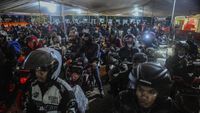 Pemudik Sepeda Motor Menyemut di Pelabuhan Ciwandan