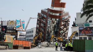 Penampakan Bangunan Nyaris Roboh Akibat Gempa Taiwan