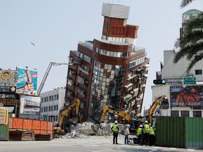 Penampakan Bangunan Nyaris Roboh Akibat Gempa Taiwan