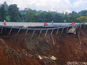 Jabar Hari Ini: Penyebab Longsor Tol Bocimi hingga Mobil Nyemplung ke Jurang