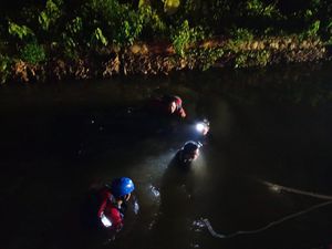 Mobil Nyemplung Sungai di Bogor Berhasil Dievakuasi, Sopir Selamat Mobil Nyemplung Sungai di Bogor Berhasil Dievakuasi, Sopir Selamat