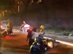 Momen Sejumlah Pemotor Berjatuhan di Jalan Makassar gegara Tumpahan Tanah