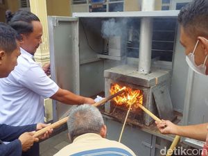 Polisi Bakar 2,75 Kg Ganja Milik Mahasiswa Pencinta Alam di Mataram