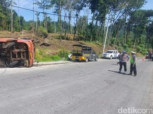 Tak Kuat Nanjak, Bus Sarat Penumpang Terguling di Pageruyung Kendal