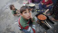 Potret Anak Gaza Menunggu Makanan Berbuka di Tengah Bencana Kelaparan