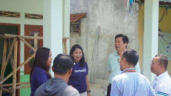 Potret Serah Terima Rumah untuk Keluarga Penghasilan Rendah