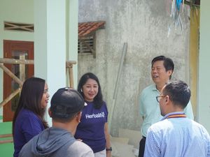 Potret Serah Terima Rumah untuk Keluarga Penghasilan Rendah