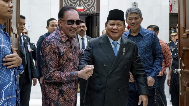 In this photo provided by Malaysia's Prime Minister's Office, Malaysia's Prime Minister Anwar Ibrahim, left, greets Indonesian president-elect and Defence Minister Prabowo Subianto at the Prime Minister's office in Putrajaya, Malaysia, Thursday, April 4, 2024. (Sadiq Asyraf/Malaysia's Prime Minister's Office via AP)
