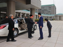 Sedan Mewah Mercedes-Maybach Temani Prabowo Wara-wiri di Jepang