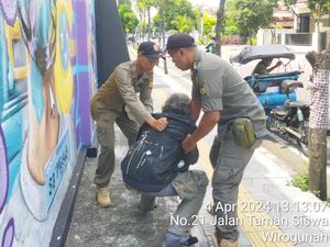 Geger Pria Diduga ODGJ Berulah di Tamsis Jogja, Sempat Gigit Saat Diamankan Geger Pria Diduga ODGJ Berulah di Tamsis Jogja, Sempat Gigit Saat Diamankan