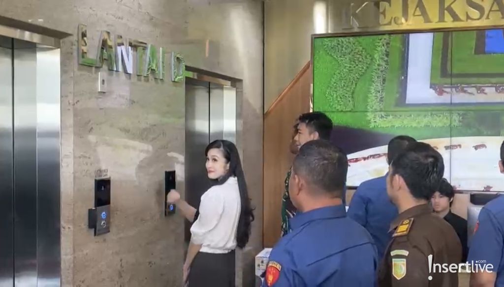 Sandra Dewi memenuhi panggilan Kejagung untuk menjalani pemeriksaan sebagai saksi kasus korupsi timah yang melibatkan suaminya, Harvey Moeis.