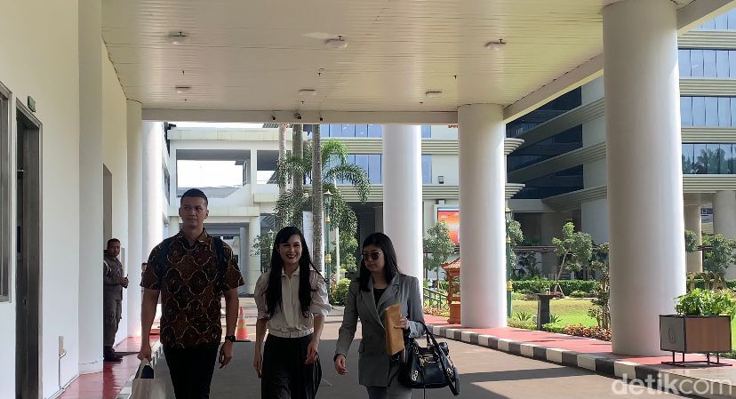 Sandra Dewi tiba di kantor Kejaksaan Agung.