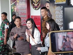 Senyum Sandra Dewi di Kejagung Seusai Diperiksa 5 Jam