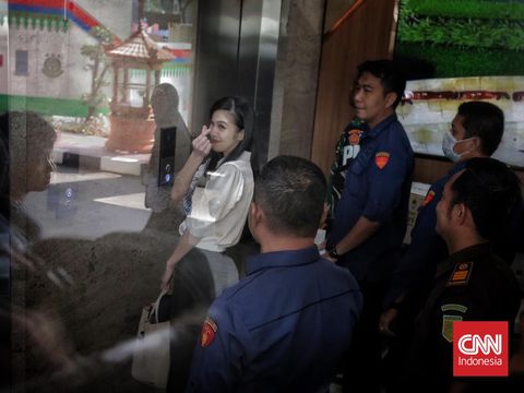 Artis Sandra Dewi memenuhi panggilan pemeriksaan Kejaksaan Agung. Jakarta, Kamis, 4 April 2024. Sandra Dewi diperiksa terkait kasus dugaan korupsi tata niaga timah di wilayah Izin Usaha Pertambangan (IUP) PT Timah tahun 2015-2022 yang melibatkan suaminya Harvey Moeis. (CNN Indonesia/Adhi Wicaksono)