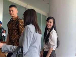 Tiba di Kejagung, Sandra Dewi Tebar Senyuman