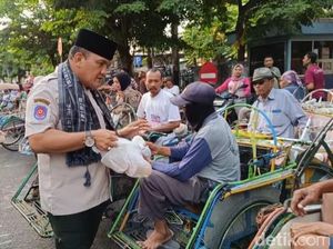 PKL-Tukang Becak Mengira Razia, Ternyata Satpol PP Gresik Bagi-bagi Takjil PKL-Tukang Becak Mengira Razia, Ternyata Satpol PP Gresik Bagi-bagi Takjil