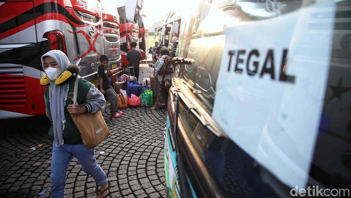 Program mudik gratis pemerintah DKI Jakarta 2024, 12.160 penumpang diberangkatkan dari Monas menuju kampung halaman.