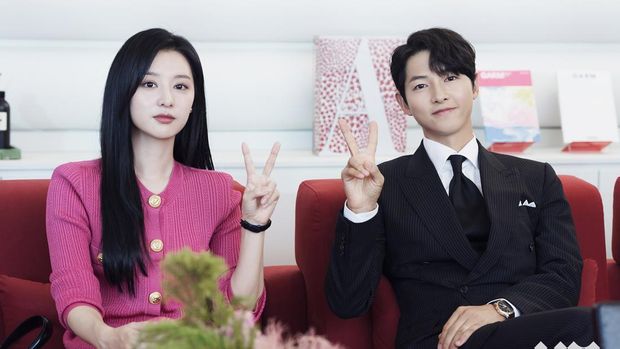 Song Joong Ki dan Kim Ji Won di balik layar Queen of Tears