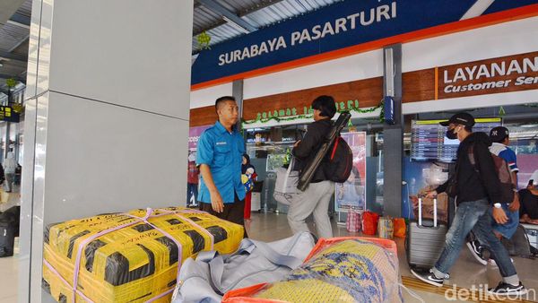 Pemudik Mulai Padati Stasiun Surabaya Pasar Turi