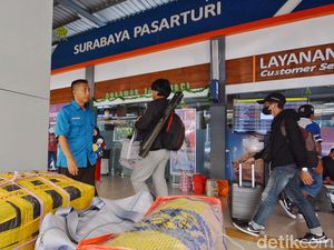 Pemudik Mulai Padati Stasiun Surabaya Pasar Turi