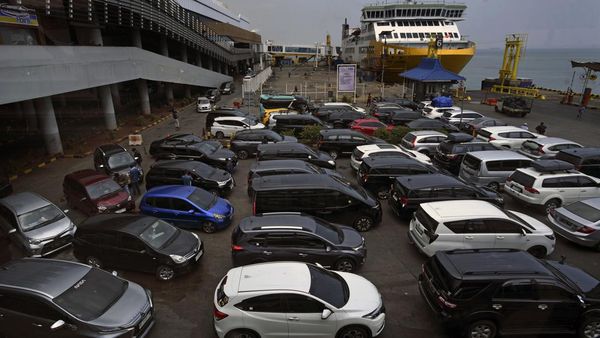 Suasana Pelabuhan Merak Mulai Dipadati Pemudik