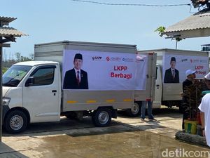 Truk Berspanduk Foto Hendi LKPP Kirim Bantuan ke Korban Banjir Demak Truk Berspanduk Foto Hendi LKPP Kirim Bantuan ke Korban Banjir Demak