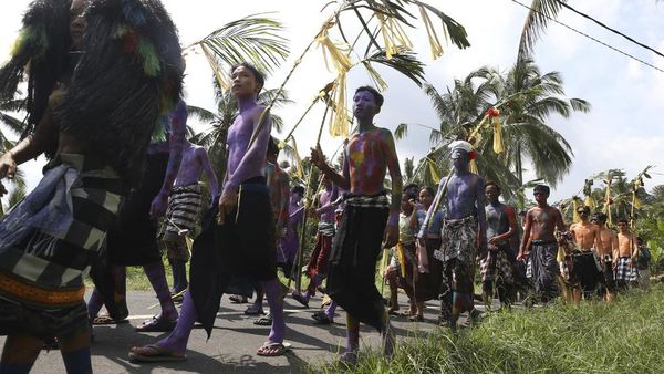 Umat Hindu Bali Mewarnai Diri untuk Mengusir Roh Jahat