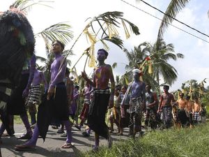 Umat Hindu Bali Mewarnai Diri untuk Mengusir Roh Jahat Umat Hindu Bali Mewarnai Diri untuk Mengusir Roh Jahat