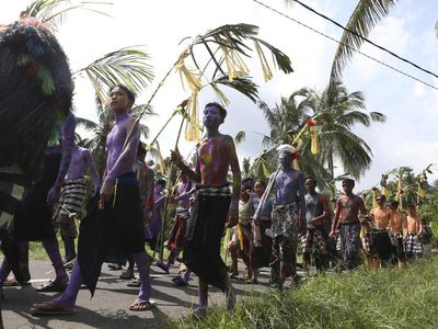 Umat Hindu Bali Mewarnai Diri untuk Mengusir Roh Jahat